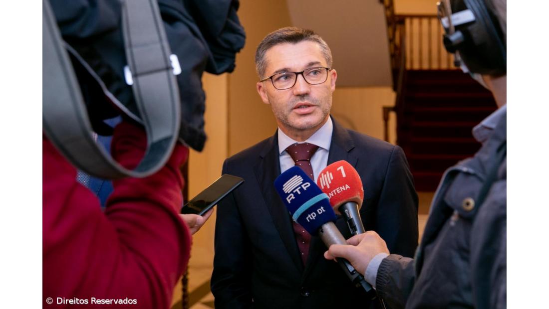 Parlamento dos Açores garante que doentes deslocados não vão sair do hotel 