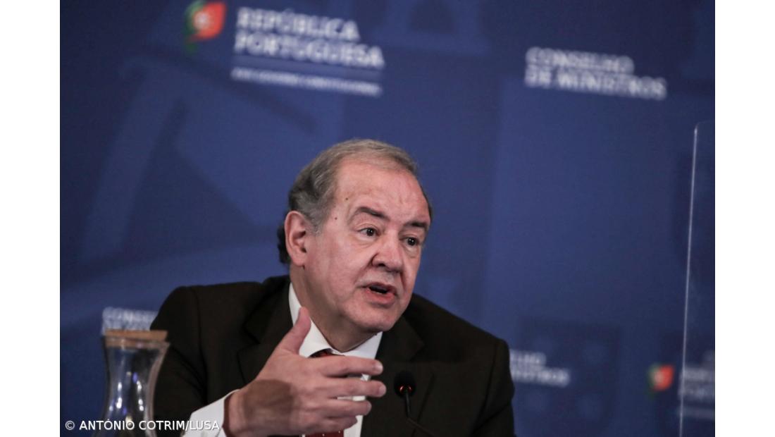 Manifestantes invadem edifício em Lisboa onde está o ministro da Economia