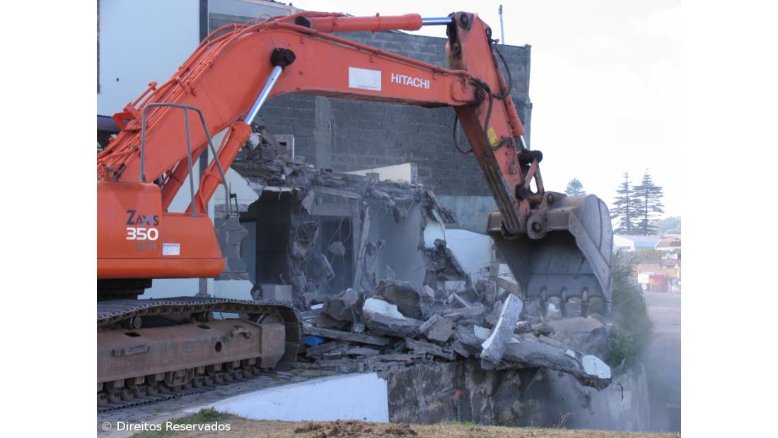 Duas casas demolidas para o arranque do Passeio Atlântico