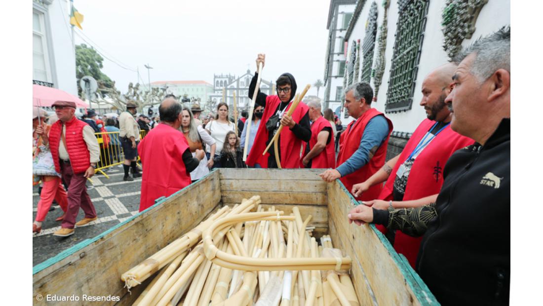 Fé e emoção no regresso do Santo Cristo às ruas de Ponta Delgada – Imagem 12