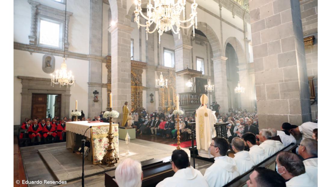 Fé e emoção no regresso do Santo Cristo às ruas de Ponta Delgada – Imagem 15