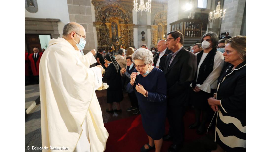 Fé e emoção no regresso do Santo Cristo às ruas de Ponta Delgada – Imagem 9