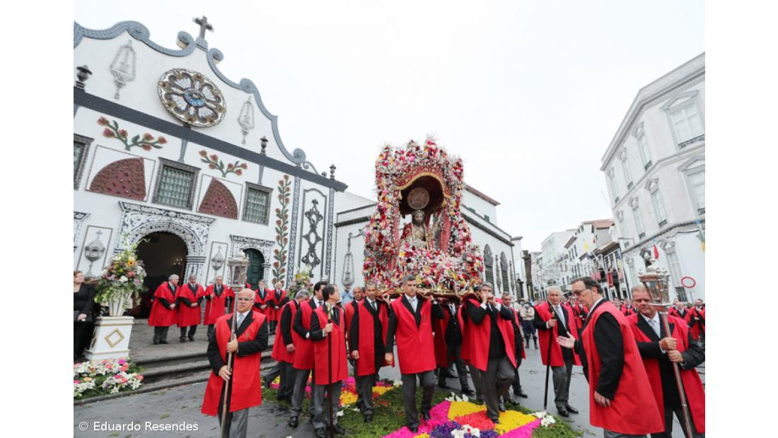 Fé e emoção no regresso do Santo Cristo às ruas de Ponta Delgada – Imagem 3