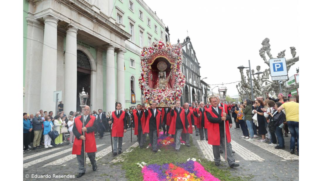 Fé e emoção no regresso do Santo Cristo às ruas de Ponta Delgada – Imagem 5