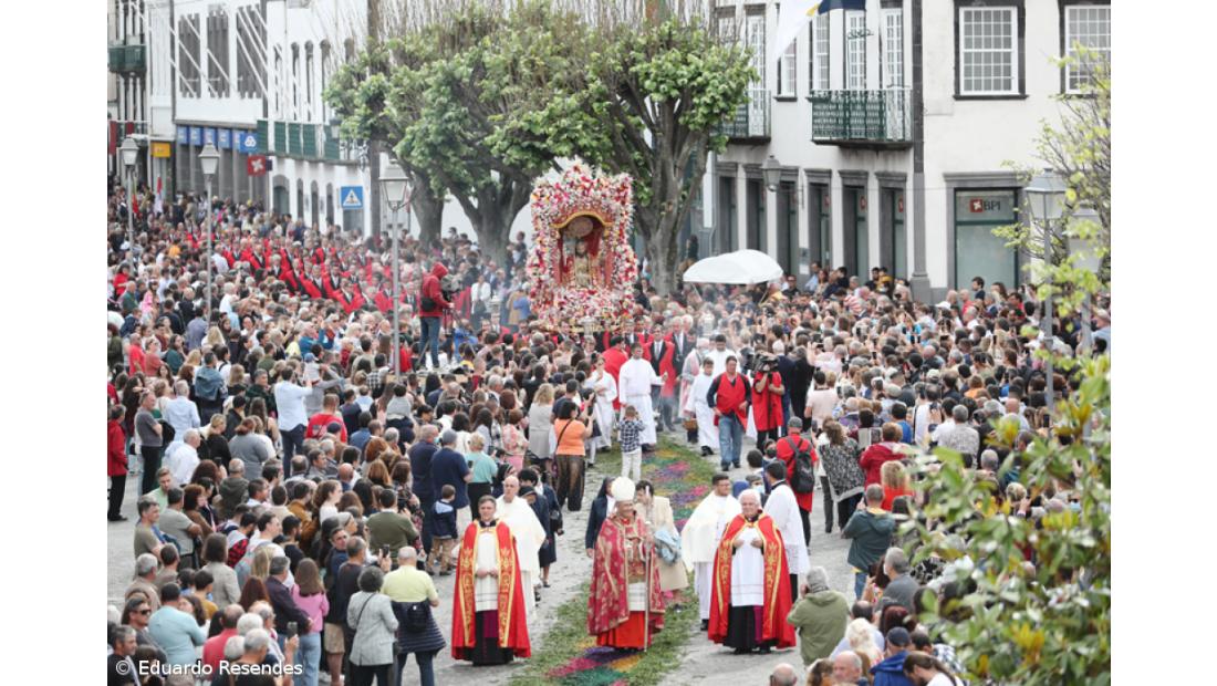 Fé e emoção no regresso do Santo Cristo às ruas de Ponta Delgada – Imagem 7