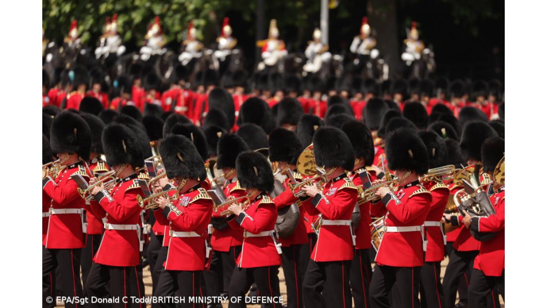 Isabel II veio à varanda do Palácio de Buckingham e foi saudada por milhares – Imagem 2