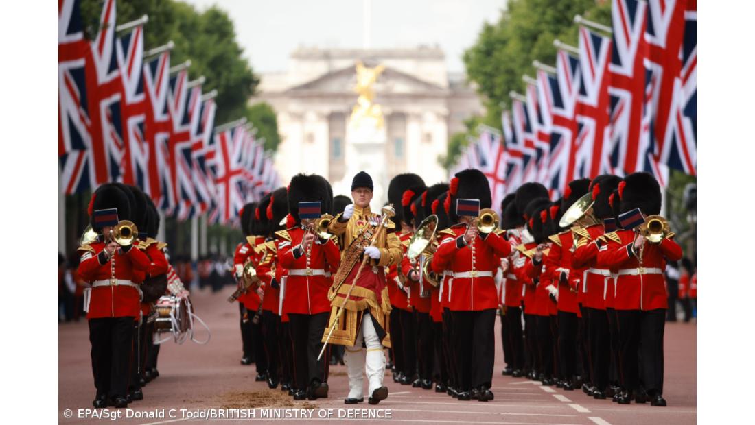 Isabel II veio à varanda do Palácio de Buckingham e foi saudada por milhares – Imagem 3