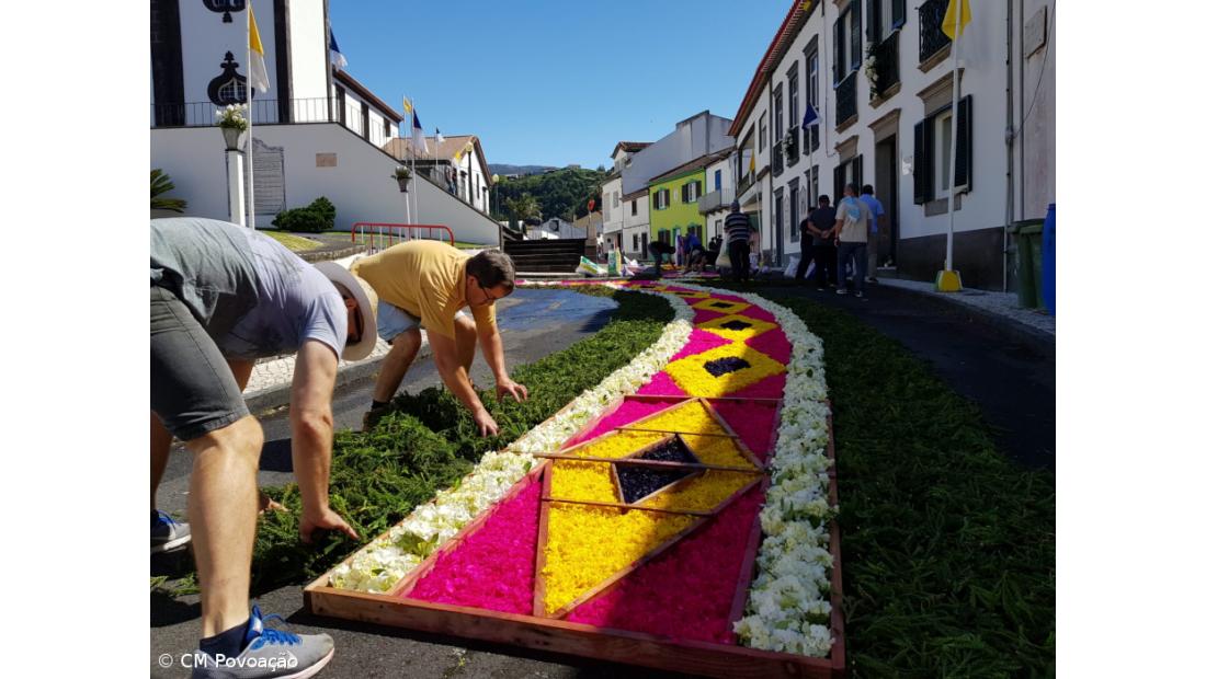 Centenas foram à Povoação ver as Festas do Corpo de Deus – Imagem 4