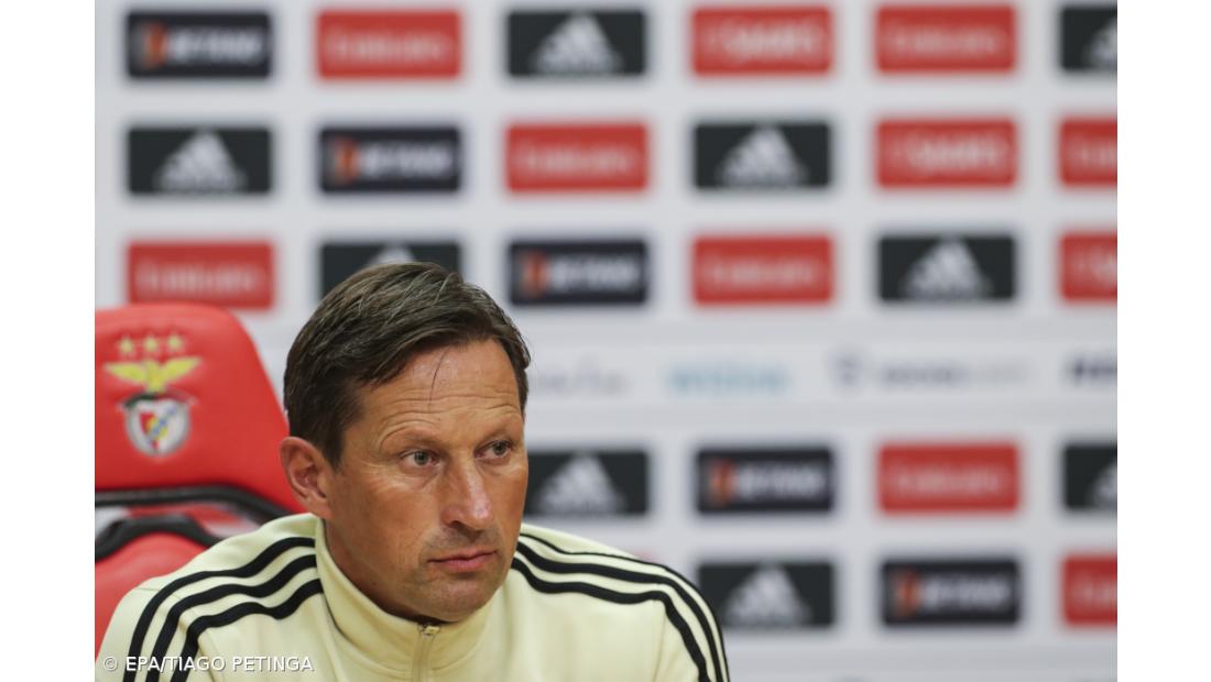 Benfica de 'serviços mínimos' bate Casa Pia e é líder isolado à condição