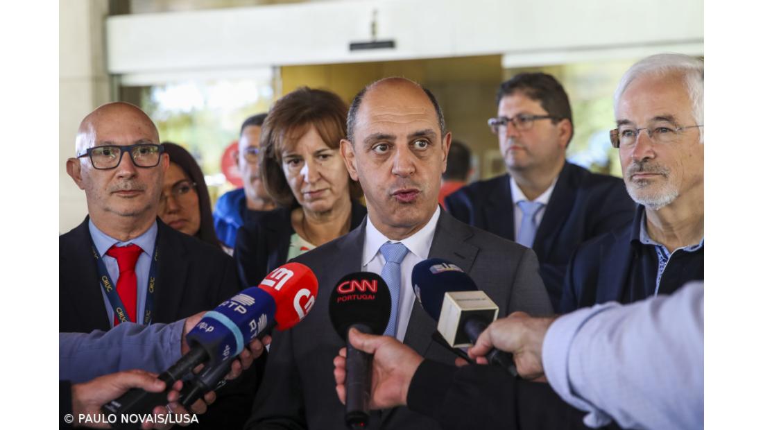 Ministro da Saúde rejeita conflito de interesses por ser casado com bastonária