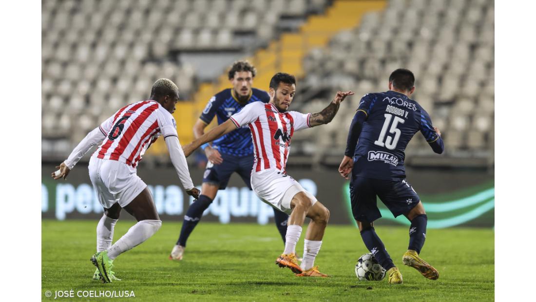 Tassano mete o pé na poça e Santa Clara perde na estreia