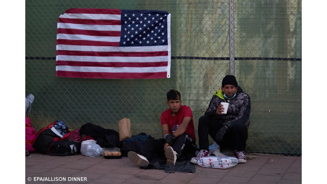 Migrantes acusados de forçarem a fronteira entre o México e os Estados Unidos