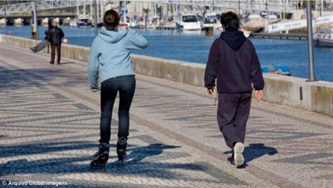 Cinco minutos a andar a cada meia hora ideal para limitar danos de passar o dia sentado