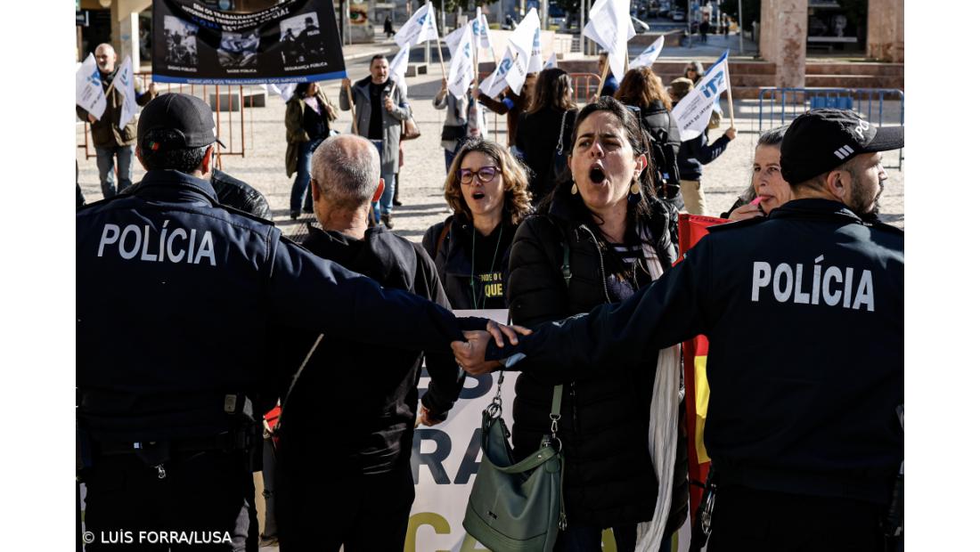Dezenas de manifestantes à porta do Conselho de Ministros descentralizado em Faro