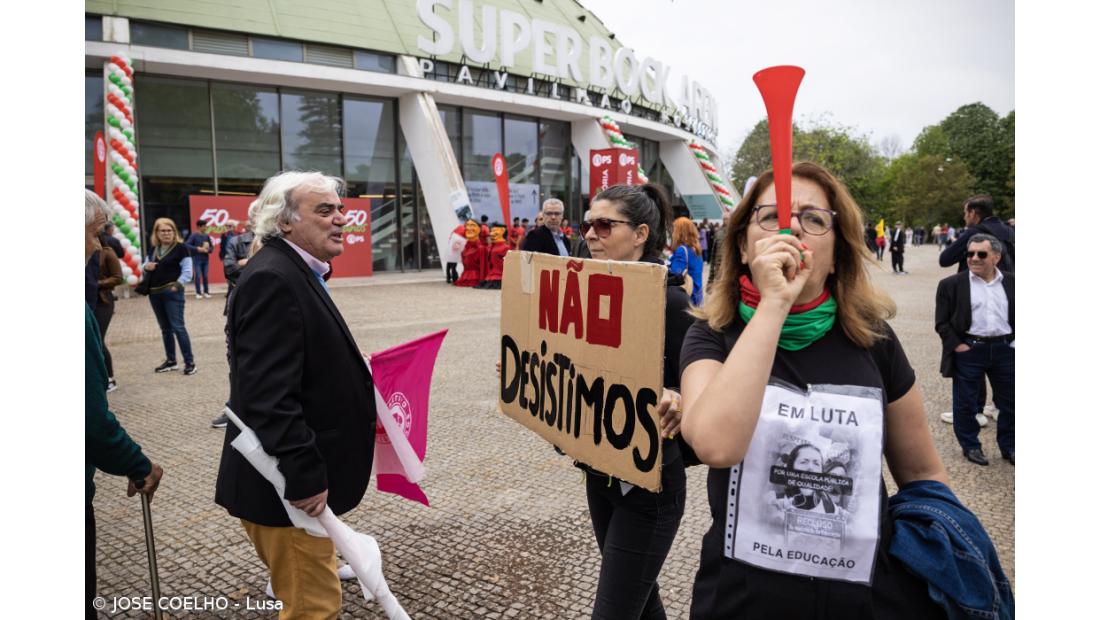 Milhares de pessoas gritam "demissão" no Porto ao som de apitos e com cravos vermelhos