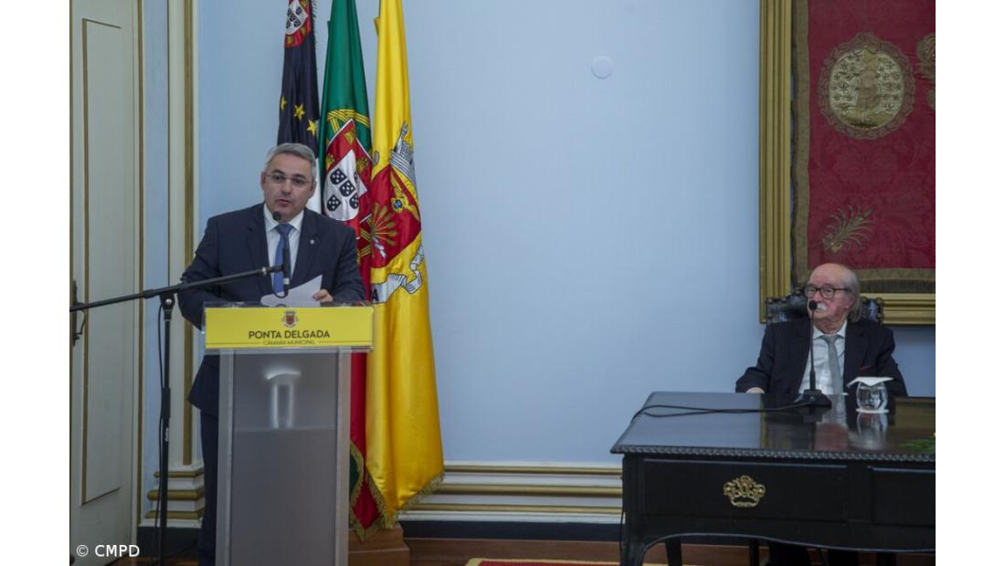 Homenagem ao Poeta Eduíno de Jesus na Câmara Municipal de Ponta Delgada  Um contributo dos alunos da ESAQ – Imagem 2