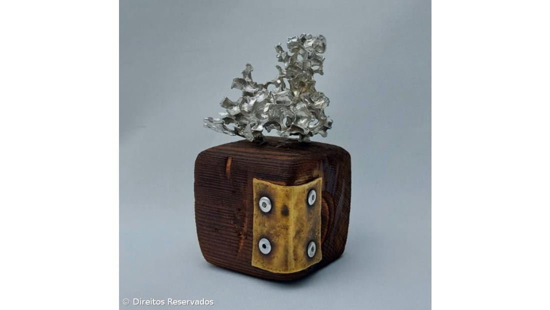 Artista de ascendência espanhola e açoriana expõe