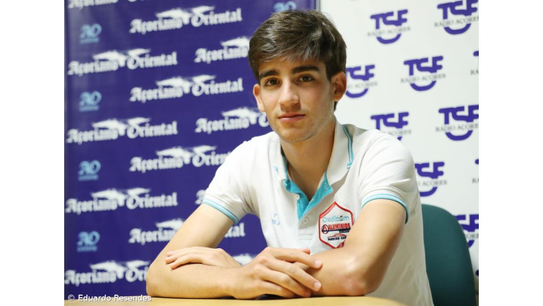 João Medeiros renova contrato por mais um ano