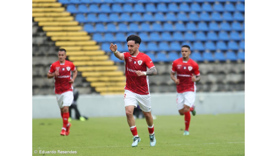 Santa Clara vence de forma confortável a Oliveirense e segue firme na liderança