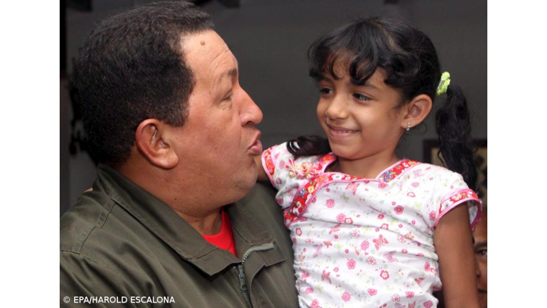 Hugo Chávez reeleito com 54,42% dos votos