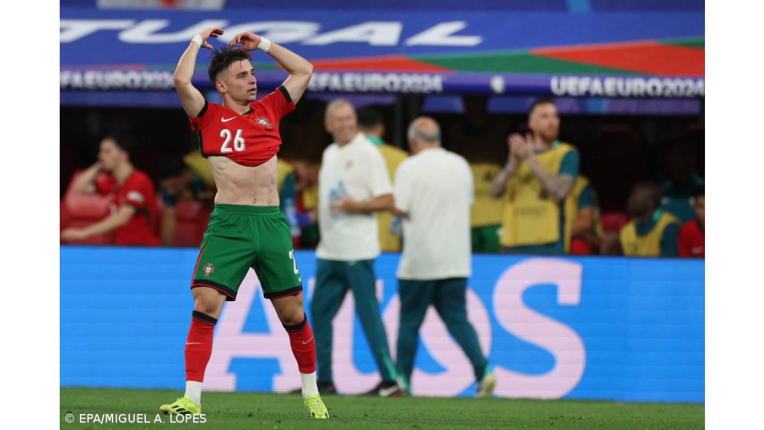 Portugal vence República Checa na estreia com golo nos descontos