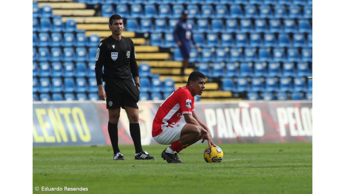Extremo Vinicius Lopes assina em definitivo pelo Santa Clara
