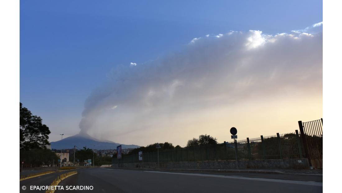 Erupção do vulcão Etna intensifica-se com lava e nuvem de fumo de cinco quilómetros