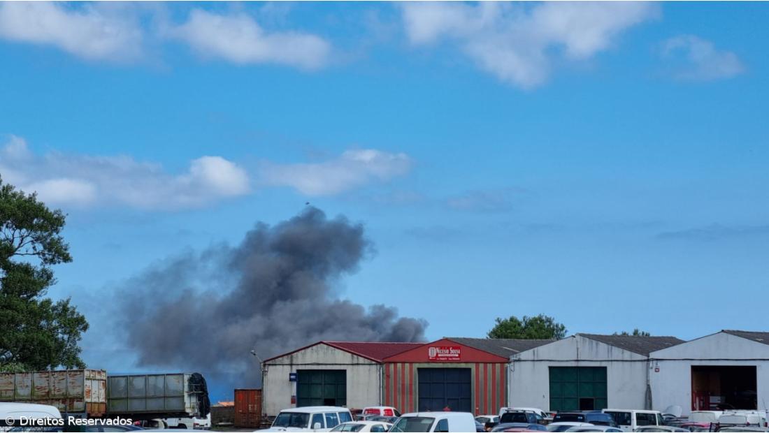 Dezassete carros incendiados na sequência do incêndio na rent-a-car da Ilha Verde – Imagem 1