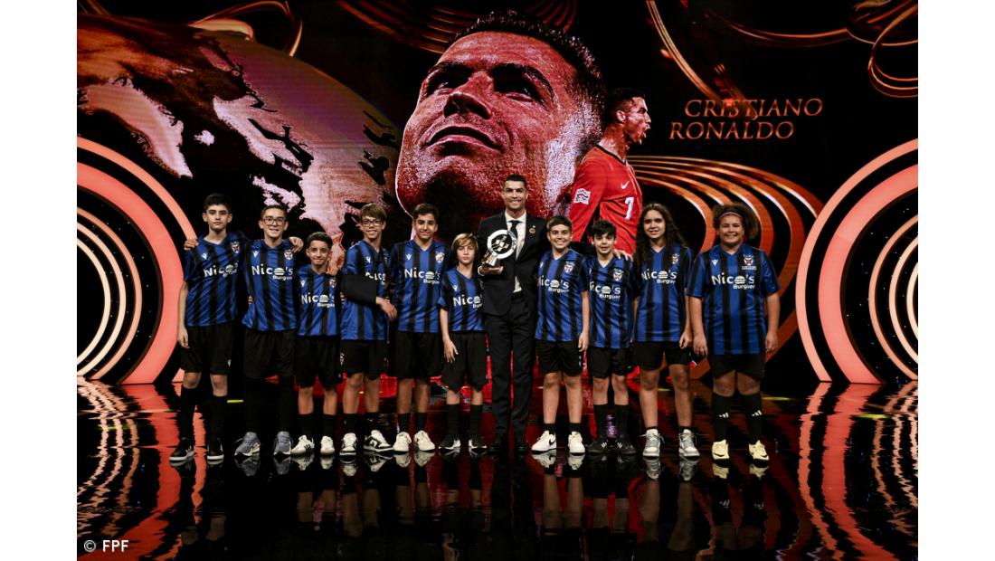 "Embaixador de excelência" Cristiano Ronaldo distinguido com quinas de platina