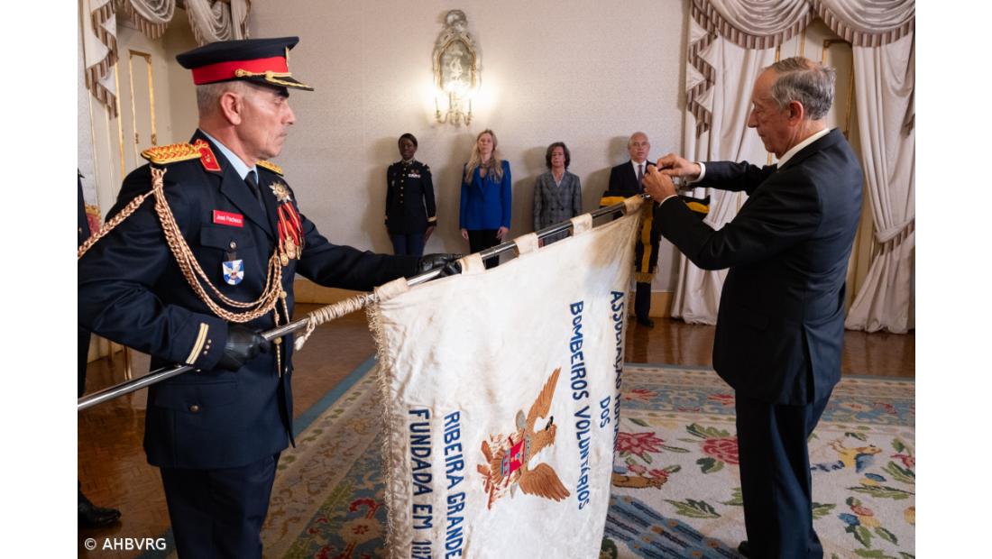 Marcelo condecora Bombeiros da Ribeira Grande