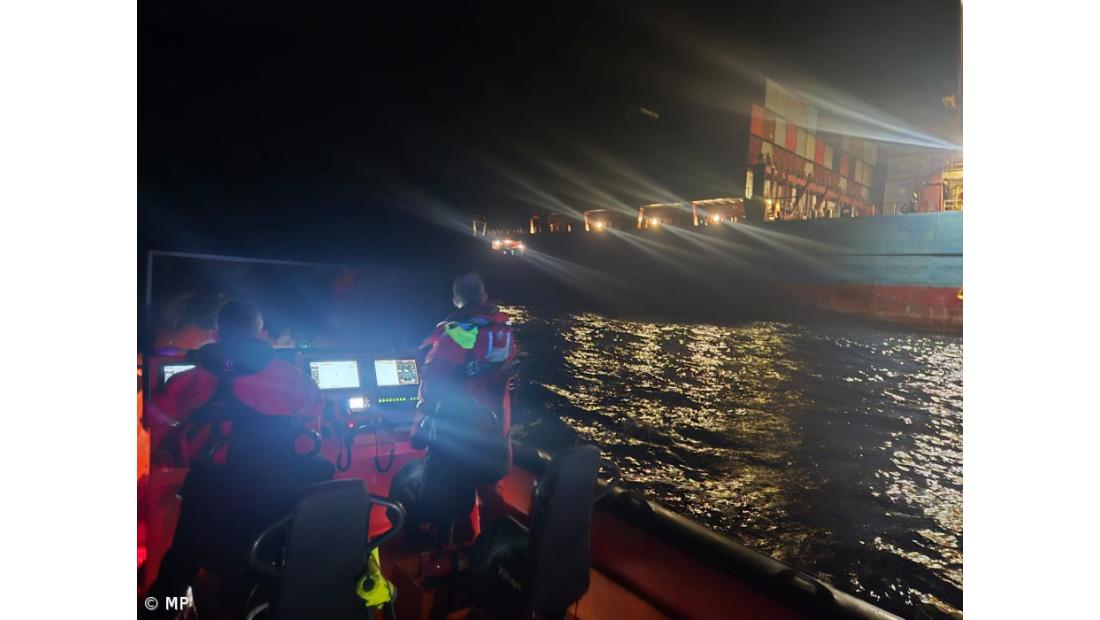 Passageiro de navio resgatado com "sintomas de malária"