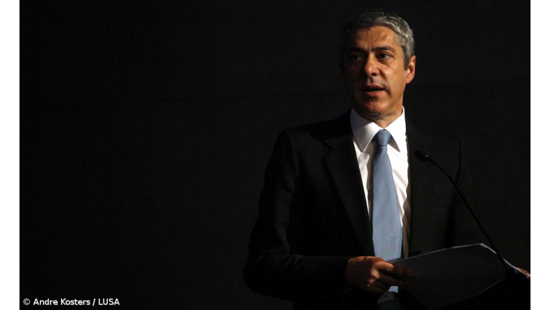  Sócrates e ministro das Finanças fazem declaração pública em São Bento