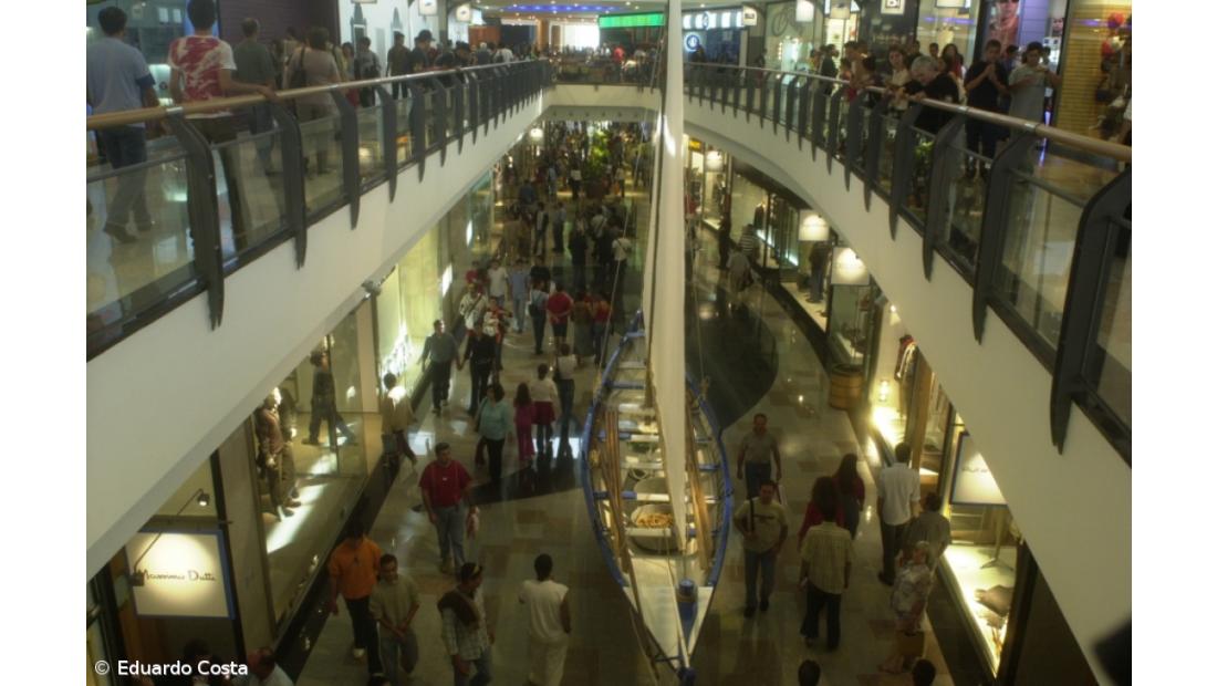 Homem detido por furto em loja no Parque Atlântico