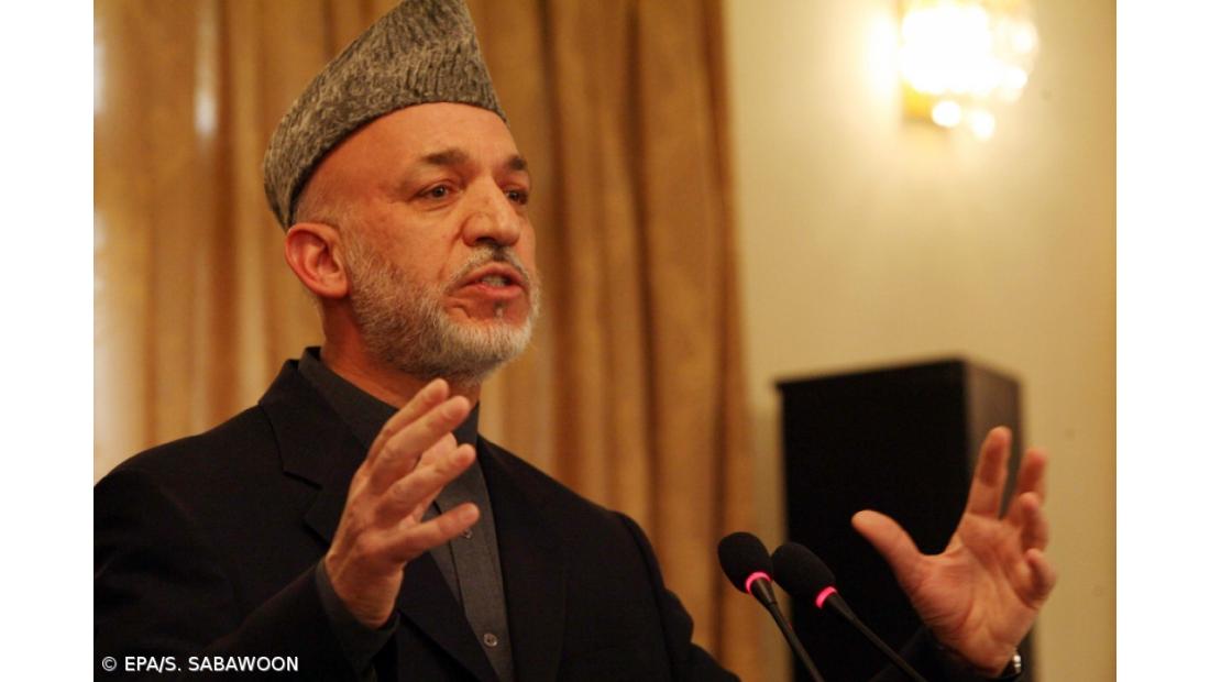 Clinton em Cabul para investidura de Hamid Karzai