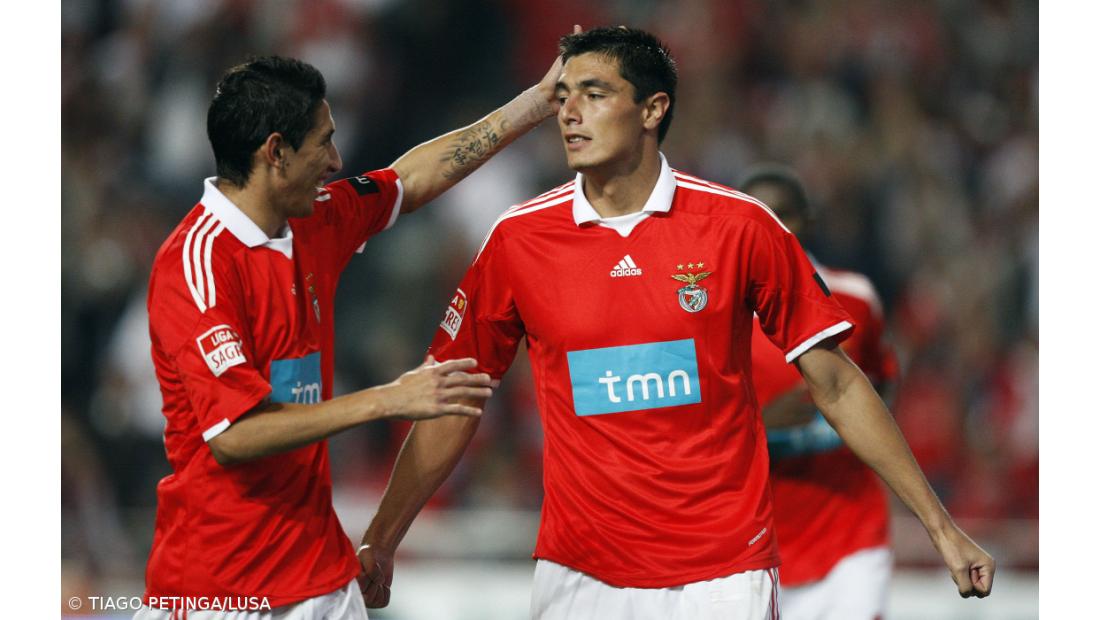 Benfica assume liderança após goleada ao Nacional