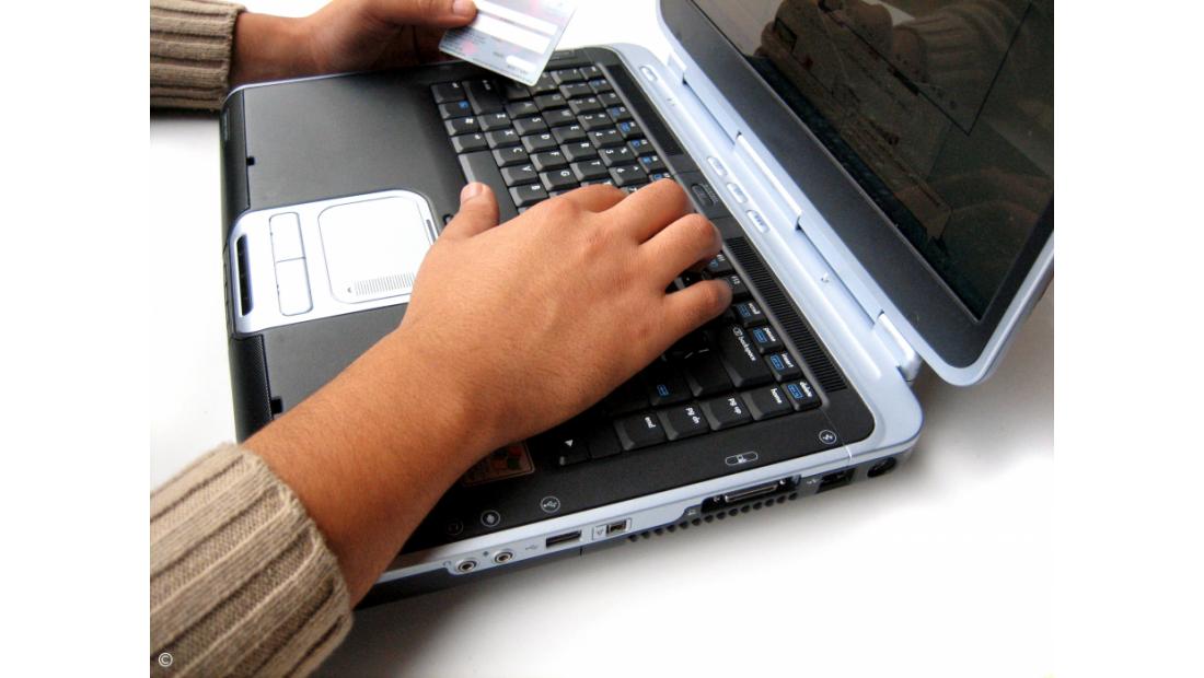 Portugueses gastaram 678 milhões em compras pela Internet em 2011
