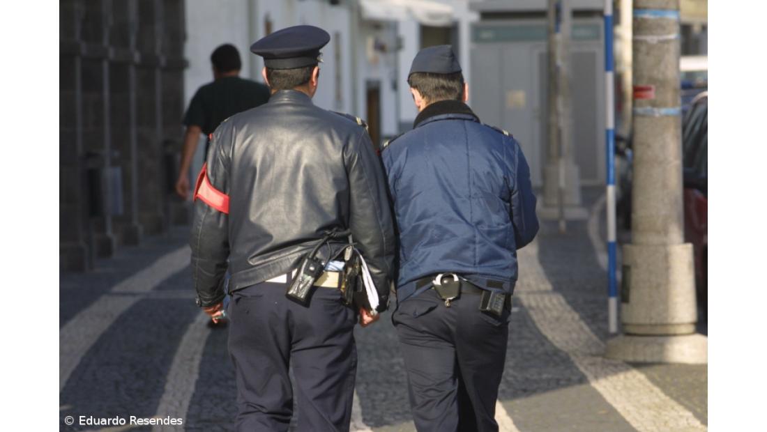 Polícia detém ladrões em flagrante no interior de casa