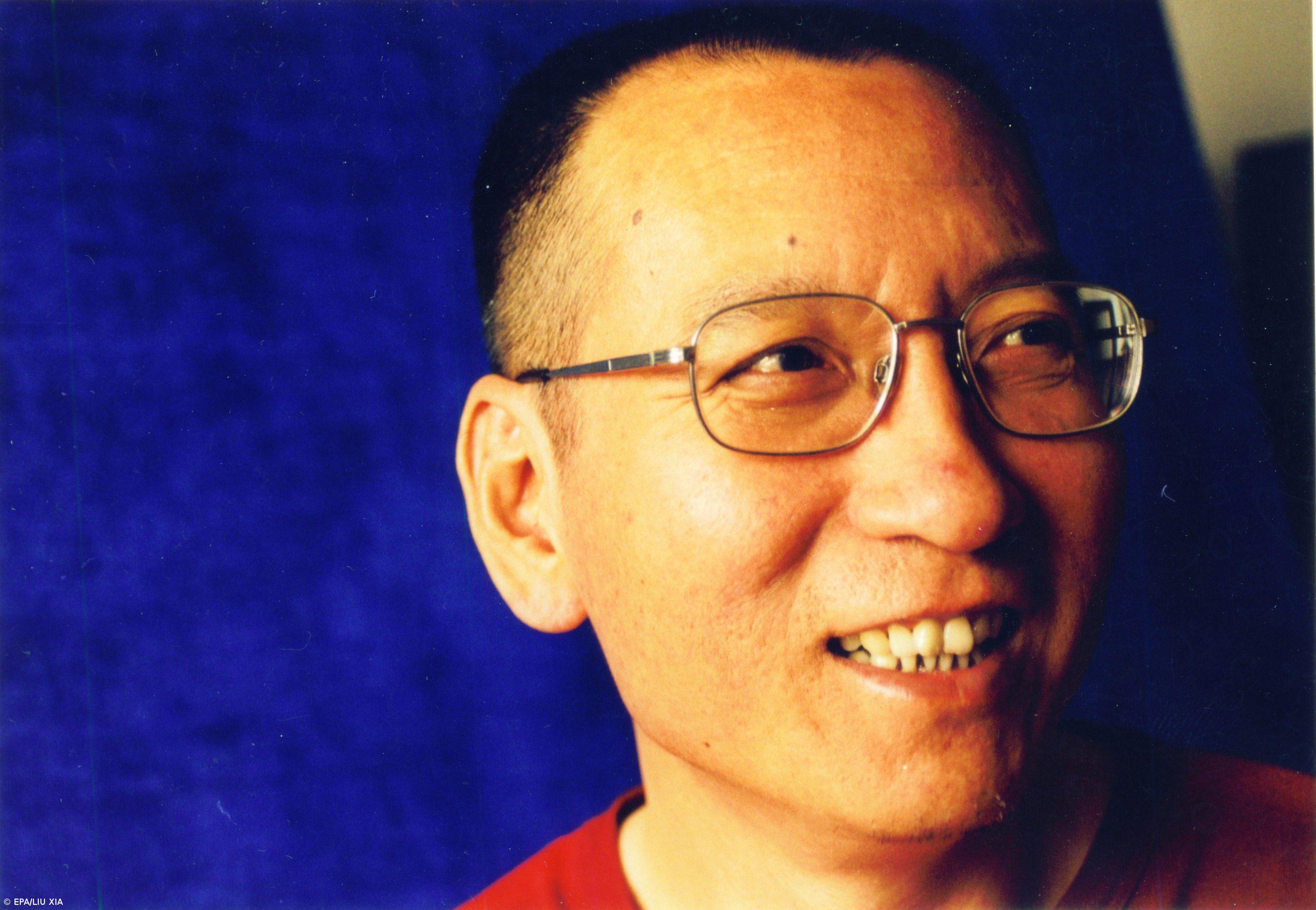 UE pede libertação imediata de dissidente Liu Xiaobo – Imagem 1