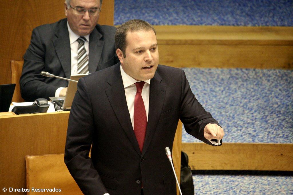 PS diz que a proposta do PSD para reduzir os impostos nos Açores "é uma brincadeira" – Imagem 1