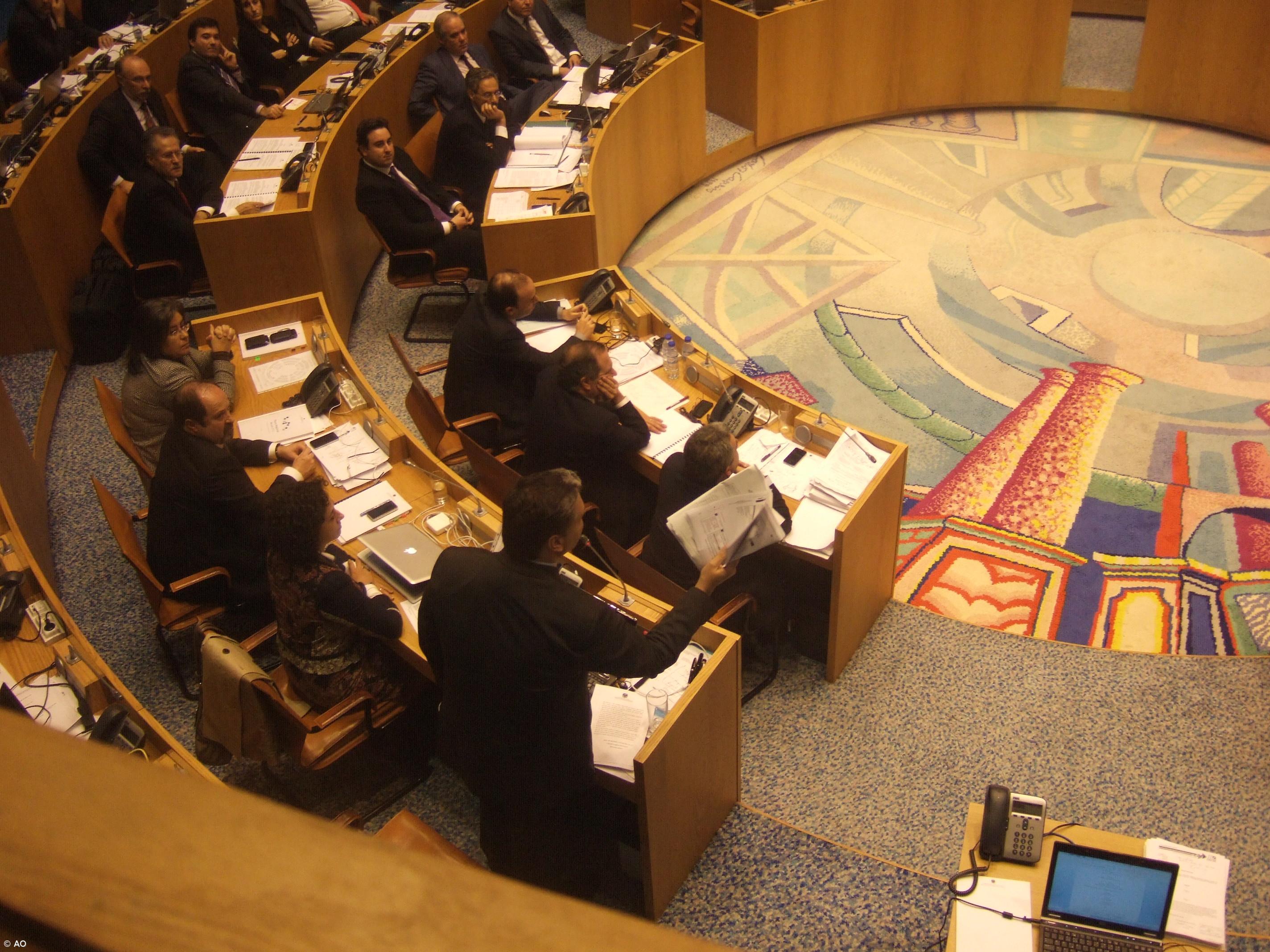 Conta de telemóvel aquece madrugada parlamentar  – Imagem 1