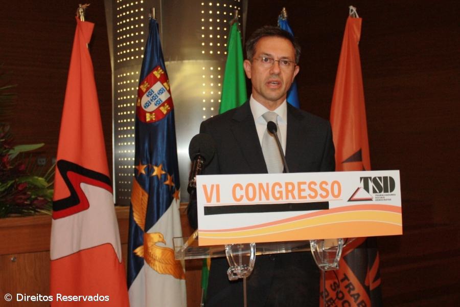 Governo dos Açores apresenta "falsas desculpas" para desemprego – Imagem 1