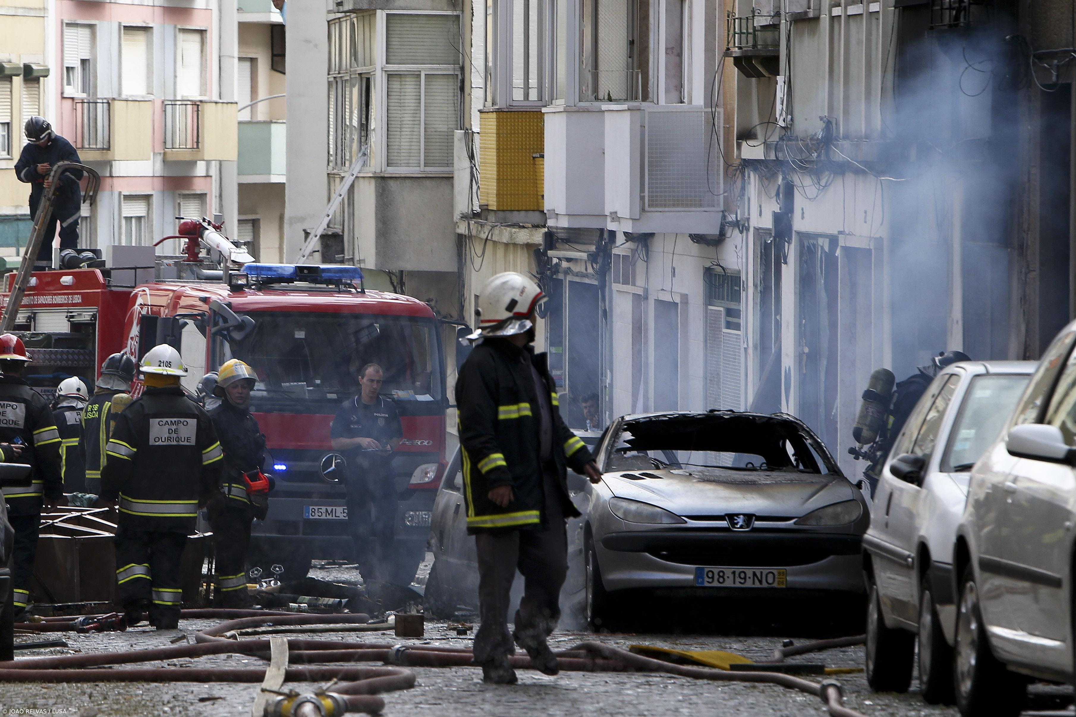 Pelo menos 50 pessoas afetadas por explosão e incêndio em Campolide – Imagem 1