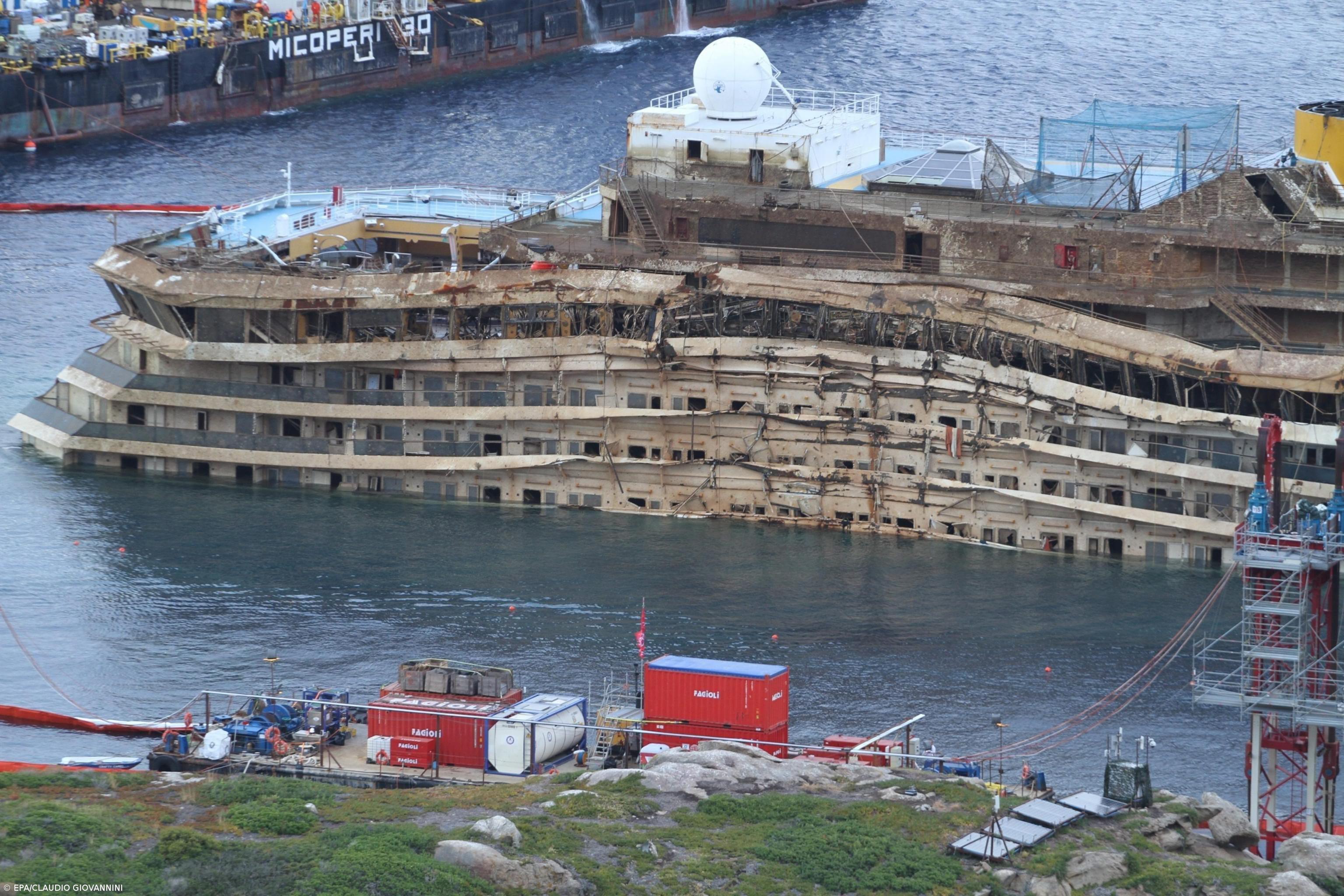 Mergulhadores encontram restos mortais durante buscas no Costa Concordia – Imagem 1