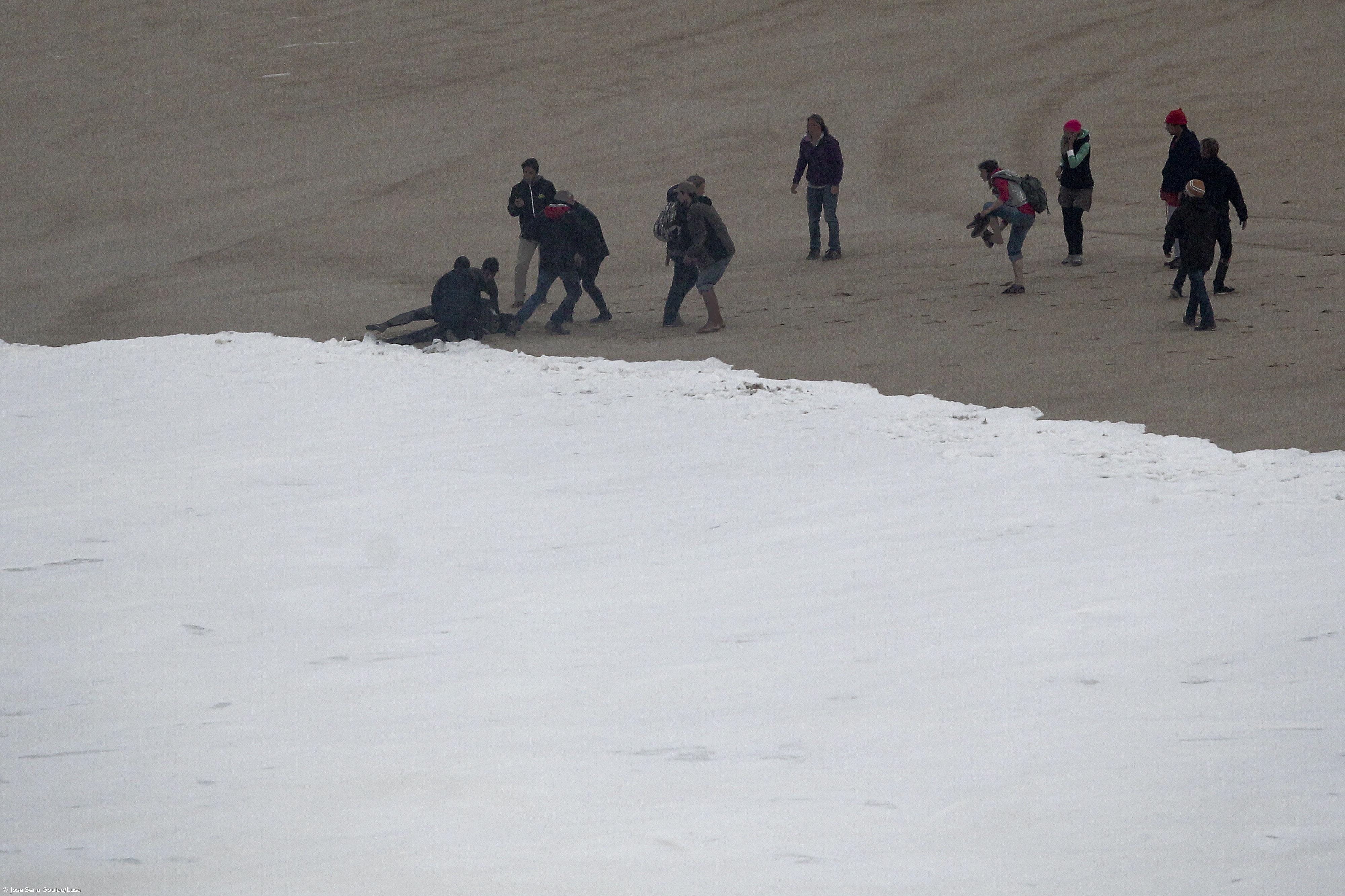 Surfista de ondas gigantes "estável" após acidente na Nazaré – Imagem 1