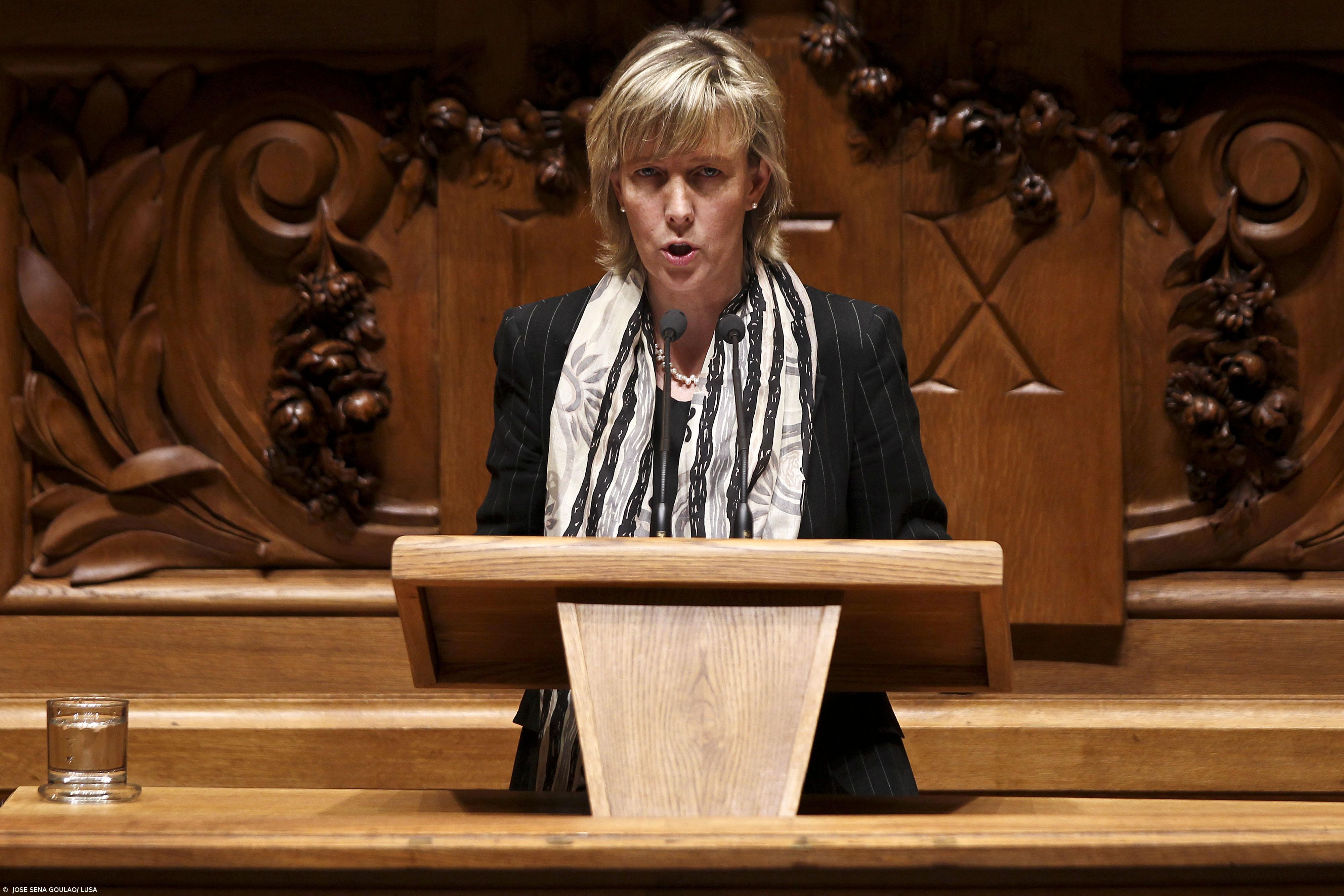 Ministra das Finanças diz que é preciso cortar salários e pensões – Imagem 1