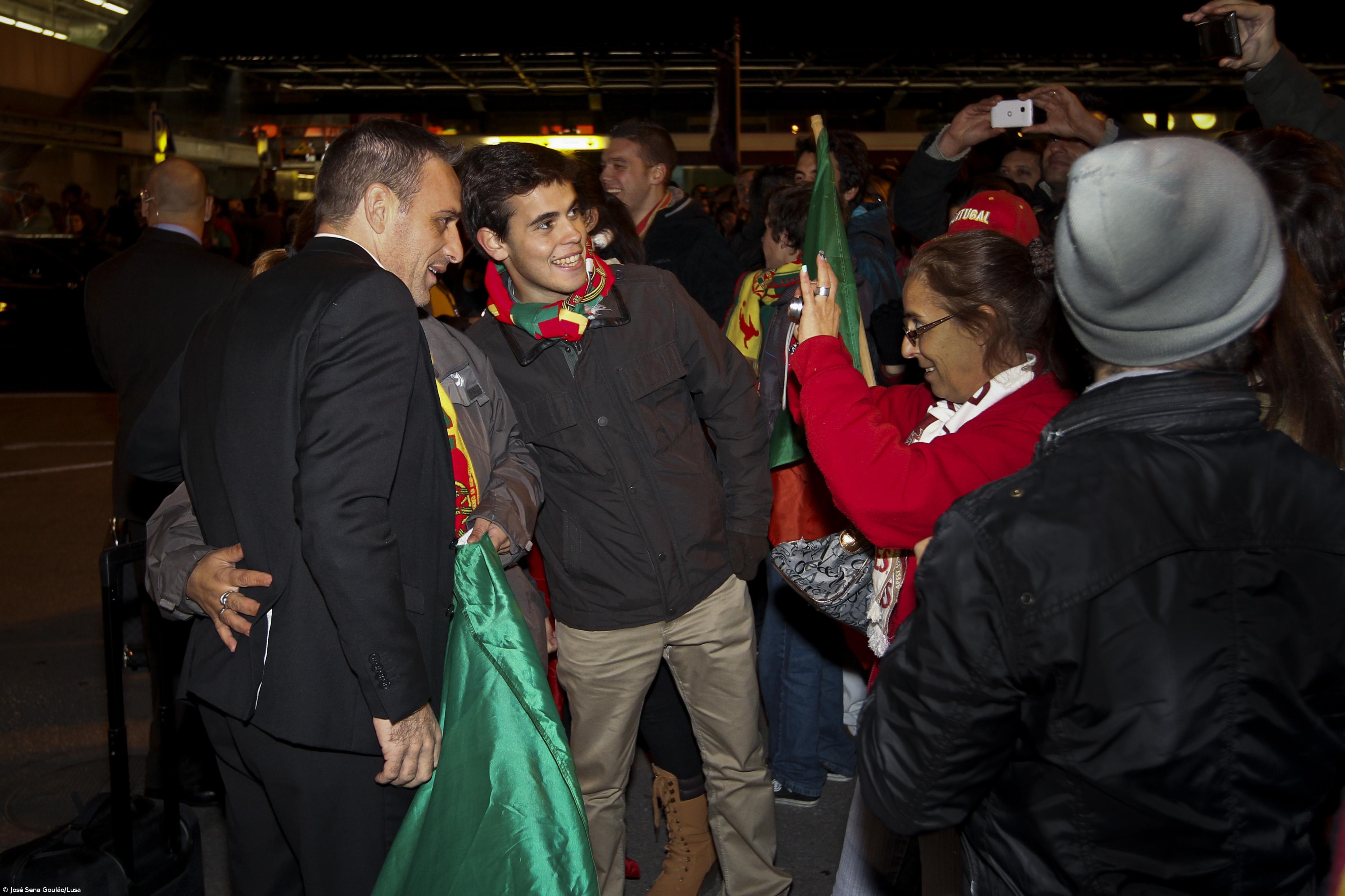 Seleção nacional recebida em festa com música por uma centena de adeptos – Imagem 1