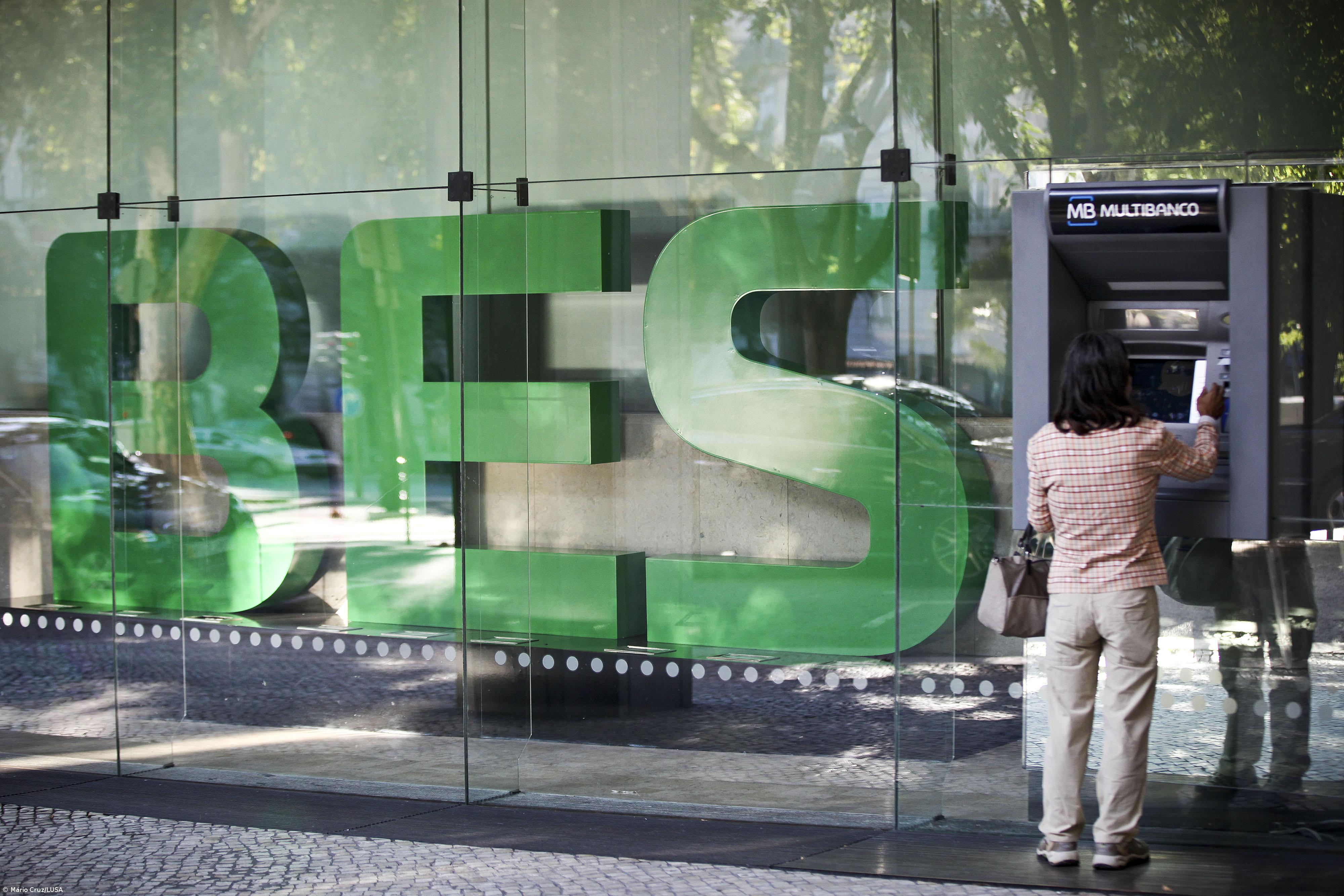 Peritos da Ordem encontraram indícios de práticas ilícitas na vendas de produtos no BES e Banif – Imagem 1