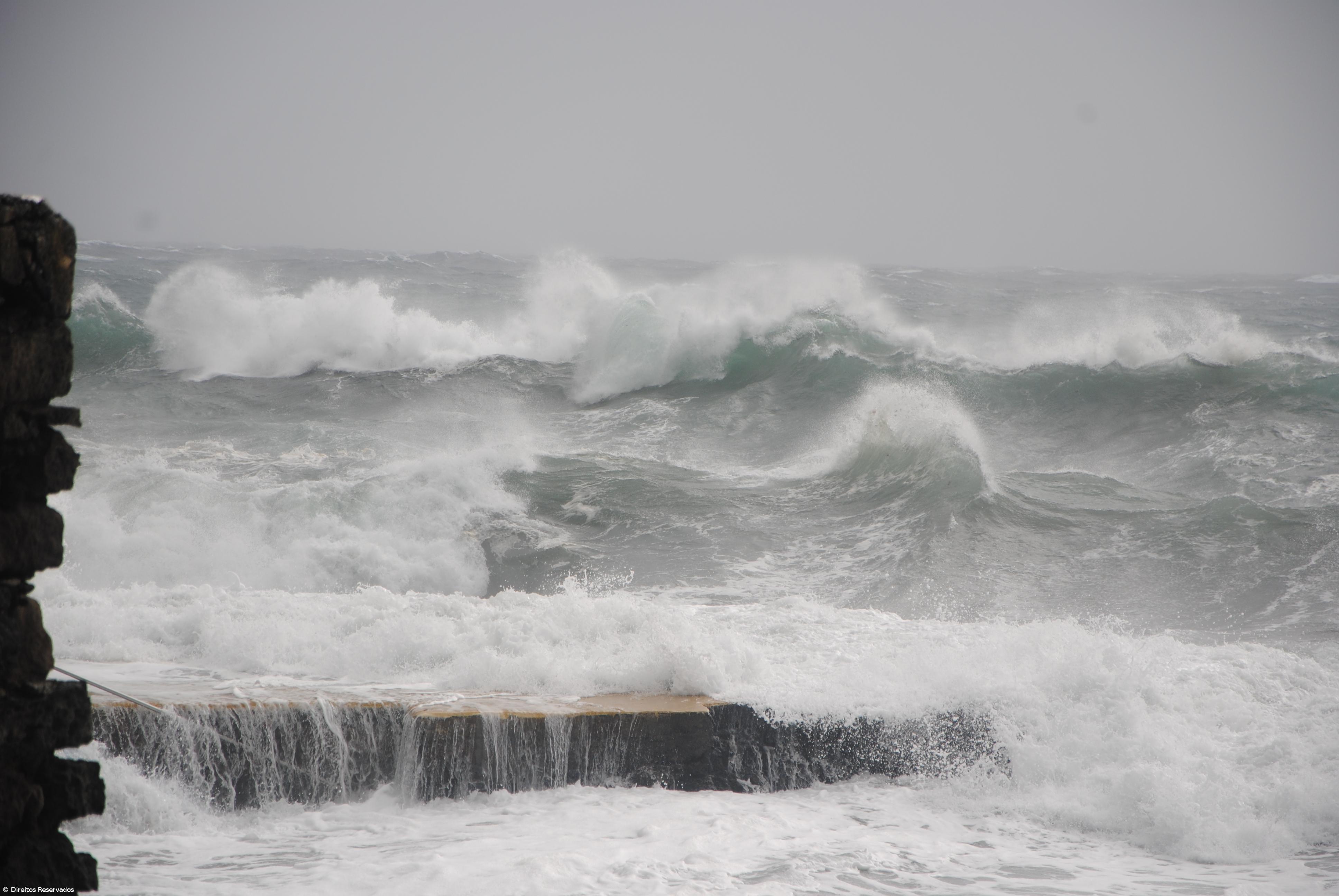 Açores com previsões de ondas de cinco metros na quarta e na quinta-feira – Imagem 1