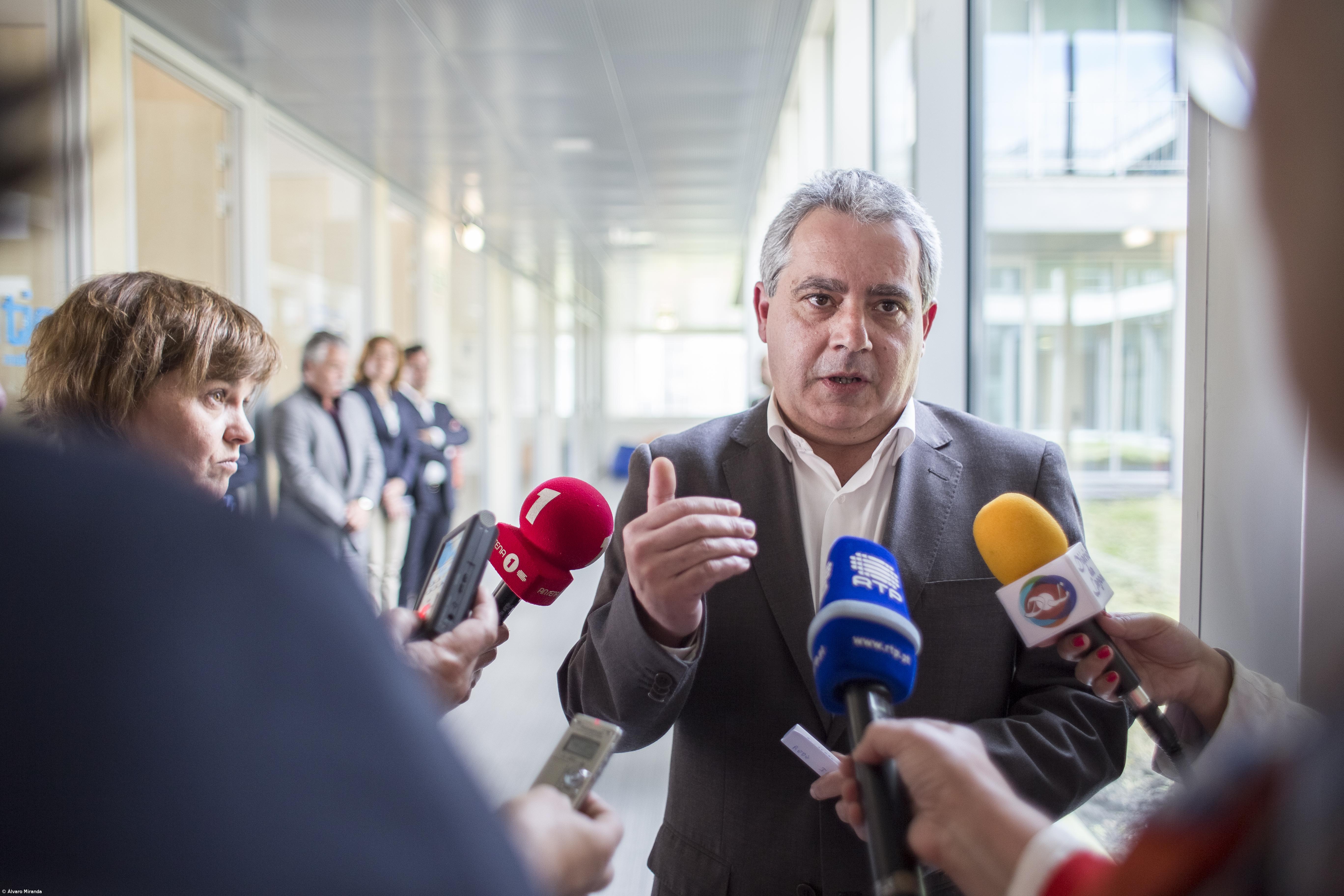 Governo dos Açores diz que 94% dos trabalhadores da administração estão nos quadros – Imagem 1