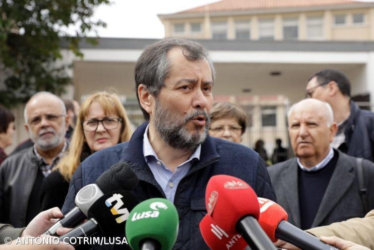 Professores na rua a recolher postais que podem acabar na caixa de correio do PM – Imagem 1